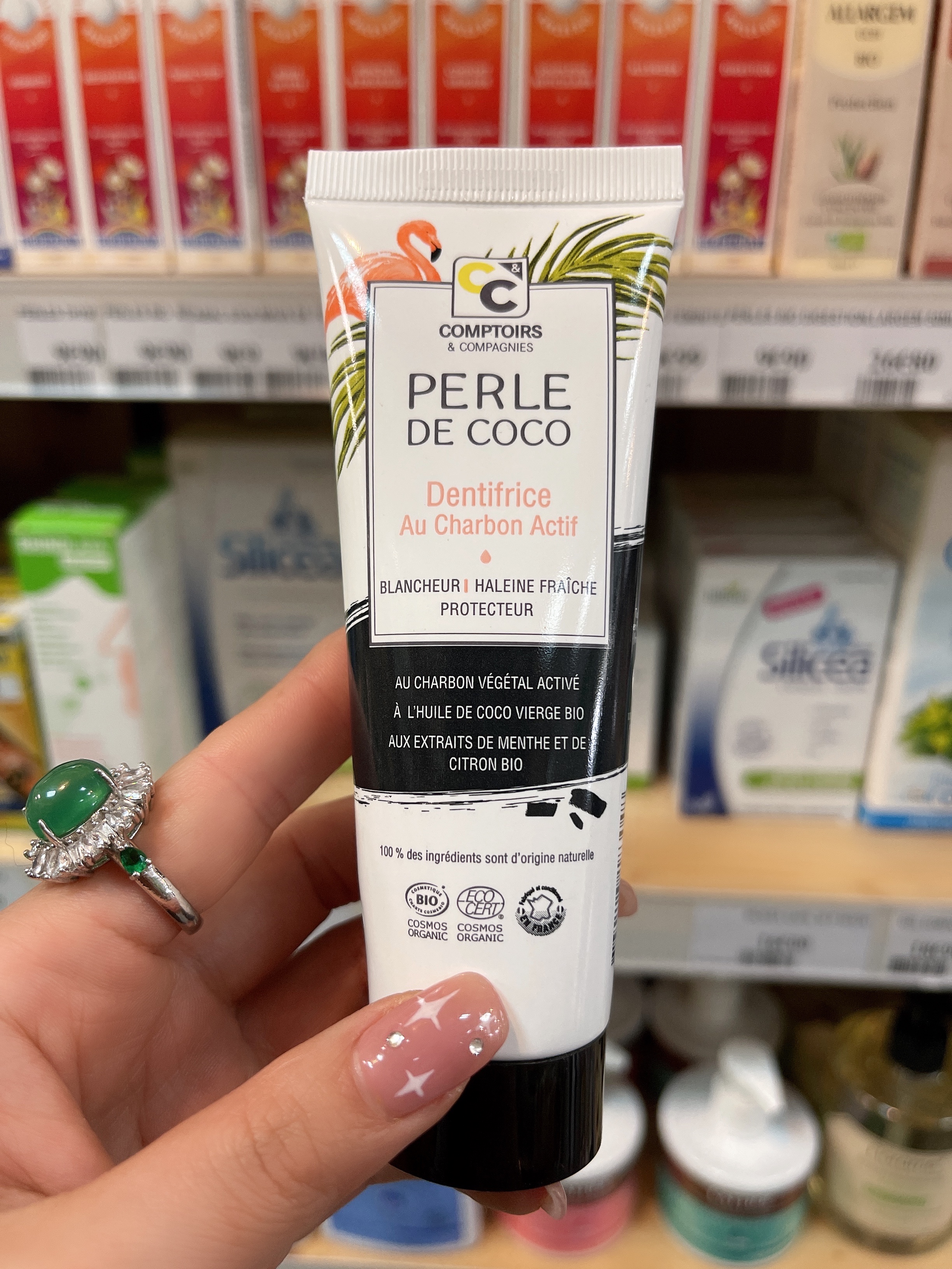 Dentifrice au charbon actif et aux perles de coco